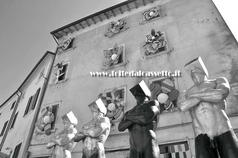 CIBART 2019 (Seravezza) - Sculture del ciclo "Korf 17" di Emanuele Giannelli esposte in Via Roma