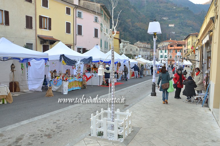 CIBART NATALE 2016 (Seravezza) - Bancarelle in Via Roma dove piante e lampioni sono abbelliti con la tecnica dell'"Urban Knitting"