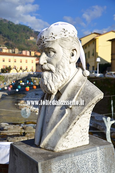 CIBART NATALE 2016 (Seravezza) - Il busto al poeta seravezzino Enrico Pea  stato impreziosito con un cappello in versione natalizia