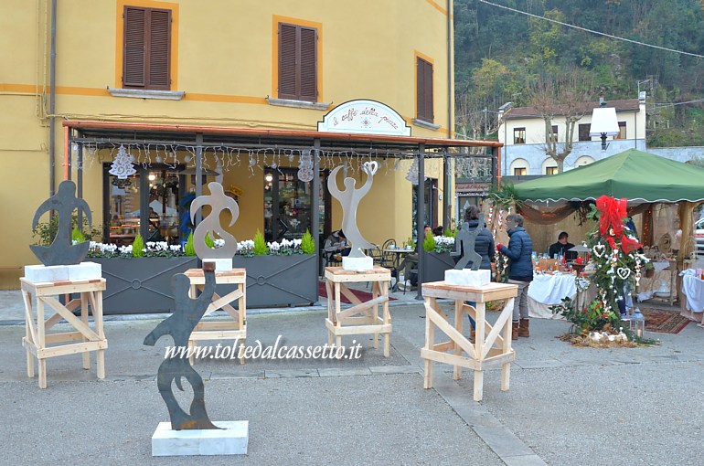 CIBART NATALE 2016 (Seravezza) - Di fronte al caff di Piazza Carducci una esposizione di sagome (creazioni CibArt) raffiguranti le incisioni rupestri dei Liguri Apuani