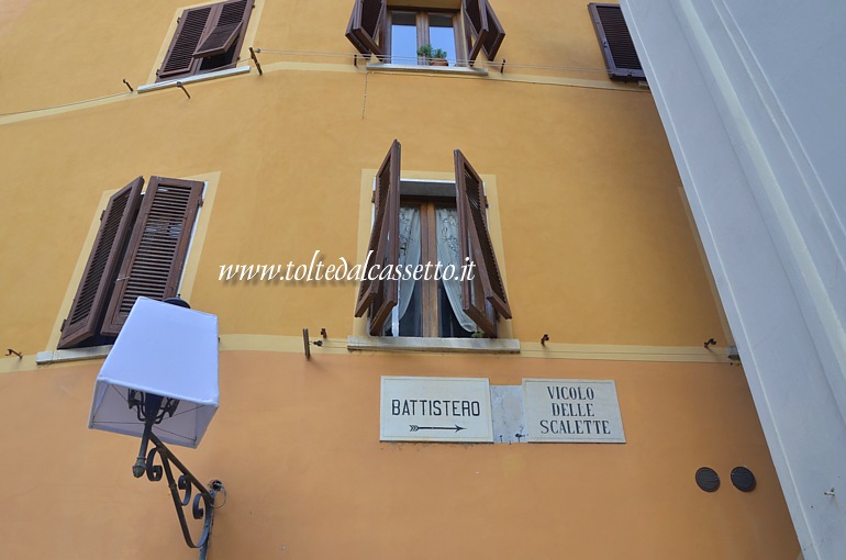 CIBART NATALE 2016 (Seravezza) - Lampione di Vicolo delle Scalette abbellito con la tecnica dell'"Urban Knitting"