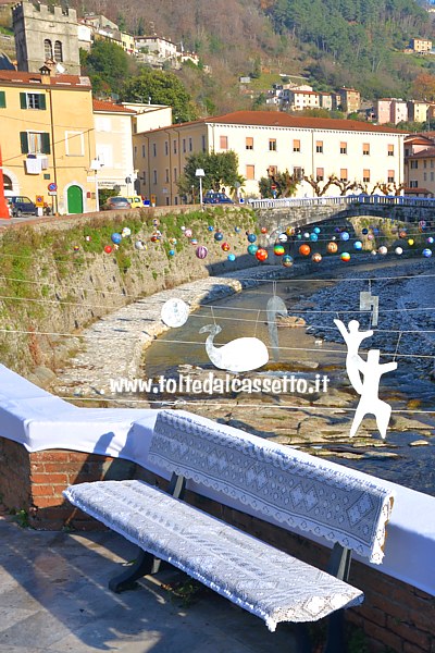 CIBART NATALE 2016 (Seravezza) - Una panchina di Via Enrico Pea rivestita con maglieria all'uncinetto