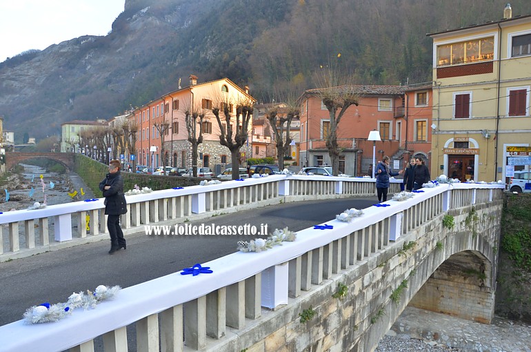 CIBART NATALE 2016 (Seravezza) - Addobbi natalizi per le spalline del ponte sul torrente Vezza che sono anche rivestite con "Urban Knitting" di colore bianco