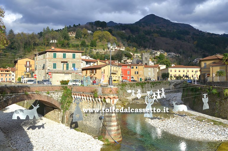 CIBART NATALE 2016 (Seravezza) - Sul torrente Vezza allestito un presepe utilizzando sagome che riproducono le incisioni rupestri dei Liguri Apuani