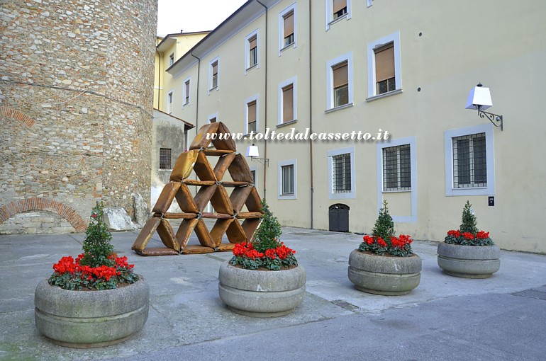 CIBART NATALE 2016 (Seravezza) - Scultura piramidale composta da cuscini in ferro