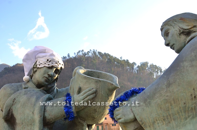 CIBART NATALE 2016 (Seravezza) - Lungo il torrente Vezza, in Via Enrico Pea, una scultura  stata rivista in chiave natalizia