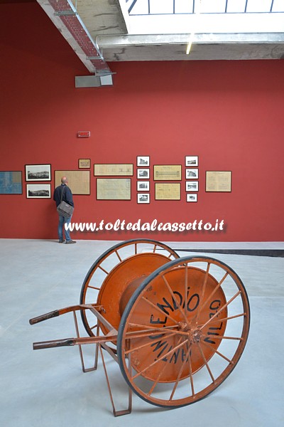 EX CERAMICA VACCARI (Nuovo Opificio Calibratura)- Antico riavvolgitore per manichetta antincendio nella parte museale della sala Piero Pozzoli