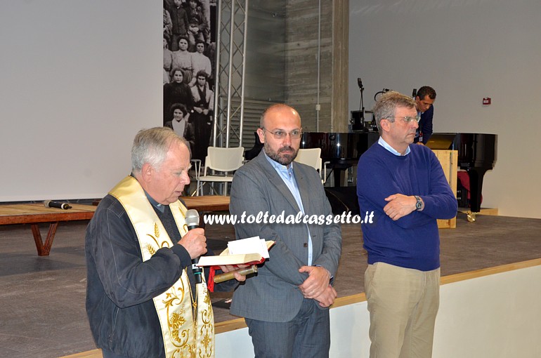 EX CERAMICA VACCARI (Nuovo Opificio Calibratura)- Il parroco di Ponzano Magra durante la cerimonia di benedizione della struttura