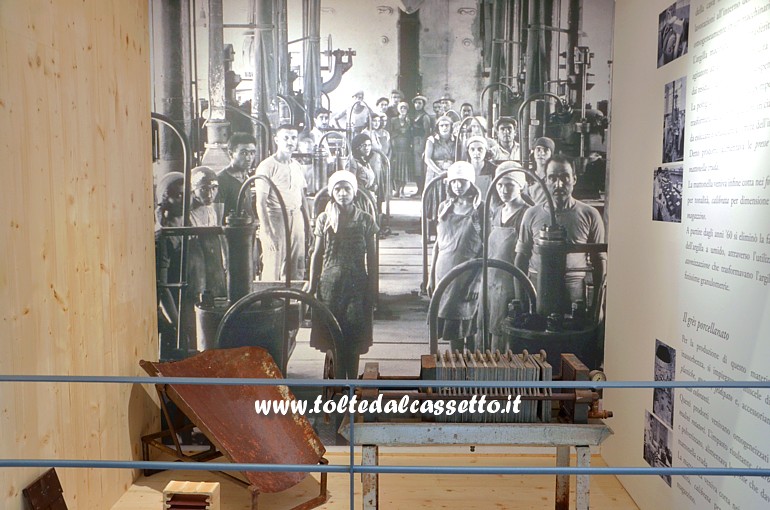 EX CERAMICA VACCARI (Nuovo Opificio Calibratura) - Box con foto d'epoca di alcune maestranze della fabbrica