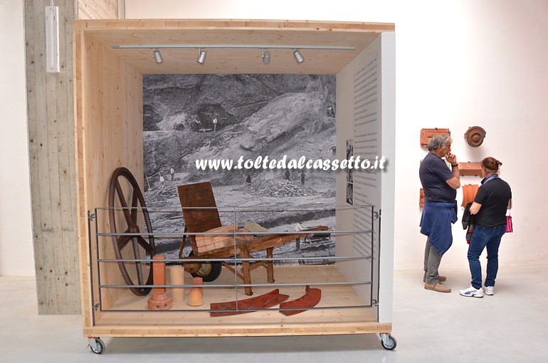EX CERAMICA VACCARI (Nuovo Opificio Calibratura)- La parte museale della sala Piero Pozzoli presenta box in legno con attrezzi storici della fabbrica
