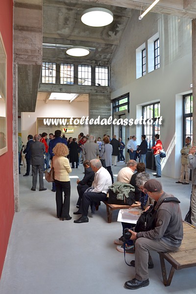 EX CERAMICA VACCARI (Nuovo Opificio Calibratura) - Pubblico nella hall in attesa della cerimonia di inaugurazione