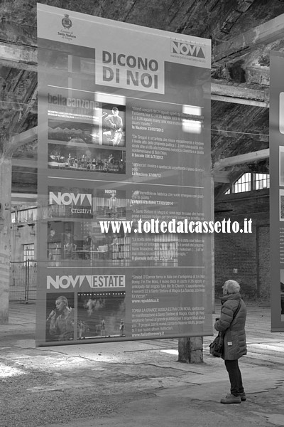 EX CERAMICA VACCARI - Una visitatrice osserva un tabellone con le iniziative del Progetto Nova