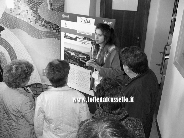 EX CERAMICA VACCARI - Nei locali degli Uffici Direzione una hostess illustra le vicende della fabbrica ad un gruppo di visitatori