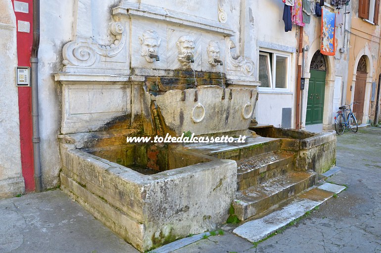 BEDIZZANO - La fontana del XVI secolo, posta nella piazzetta centrale del borgo