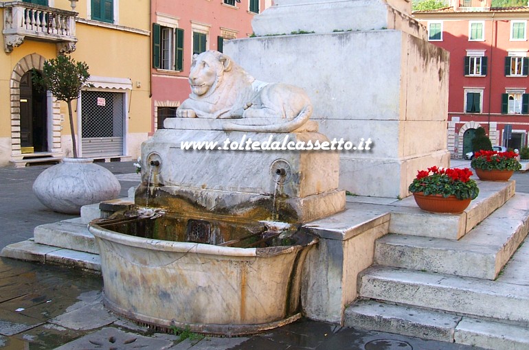 CARRARA - La fontana di Piazza Alberica (monumento a Beatrice D'Este)