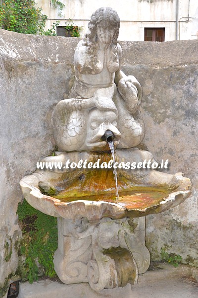 CARRARA - La fontana della "Sirena", opera collocata lungo la Via Carriona, in corrispondenza del Ponte delle Lacrime che conduce in Piazza Alberica