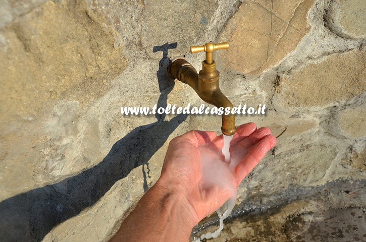 CASOLA IN LUNIGIANA - La fontana che porta acqua di sorgente nel centro storico del borgo
