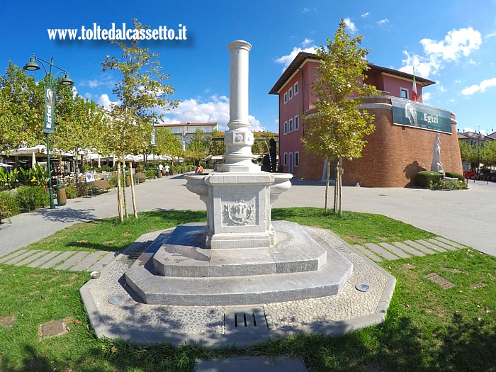 FORTE DEI MARMI - La fontana monumento di Piazza Garibaldi