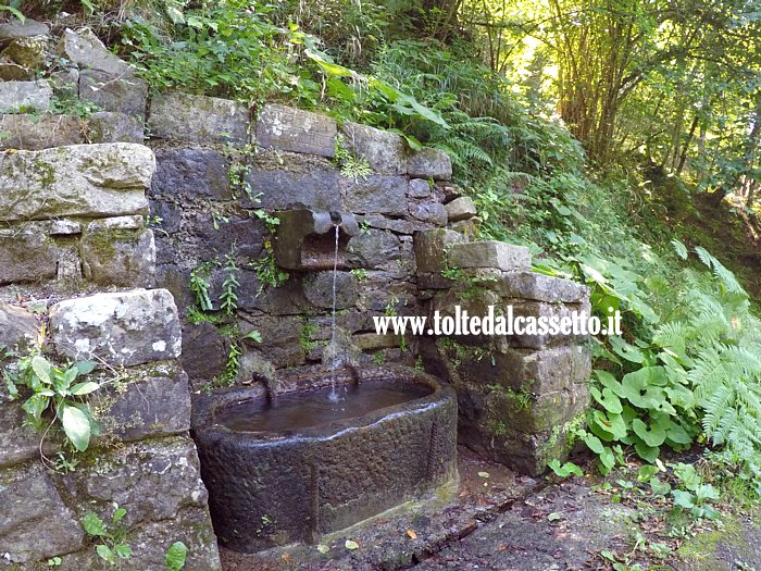 PONTREMOLI - Sorgente naturale lungo la strada per Succisa