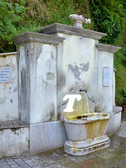 SERAVEZZA - La sorgente di Riomagno, una delle fonti pi rinomate del territorio apuano