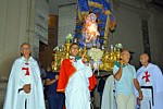 SANTO STEFANO MAGRA (Madonna della Consolazione) - L'immagine sacra della Vergine esce dalla chiesa parrocchiale scortata dai Templari di Dio