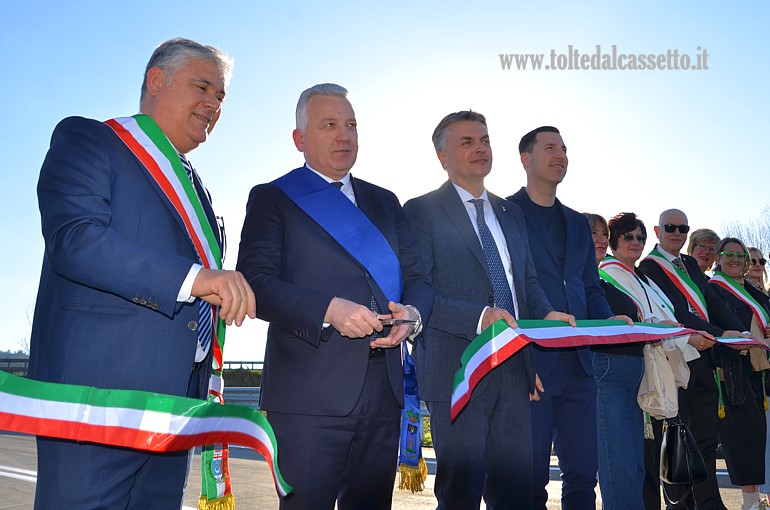 CEPARANA - Pierluigi Peracchini al taglio del nastro del nuovo ponte stradale fra Ceparana e Santo Stefano di Magra