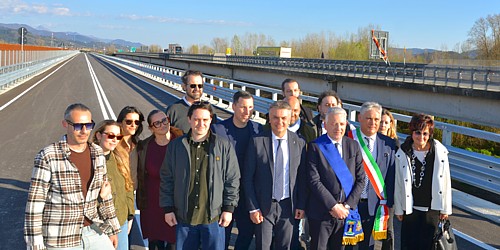 CEPARANA - Il nuovo ponte stradale sul Magra fa da sfondo alle autorit� intervenute durante la sua inaugurazione del 16 marzo 2026