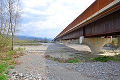 CEPARANA - Il ponte come si vede dal letto del fiume Magra
