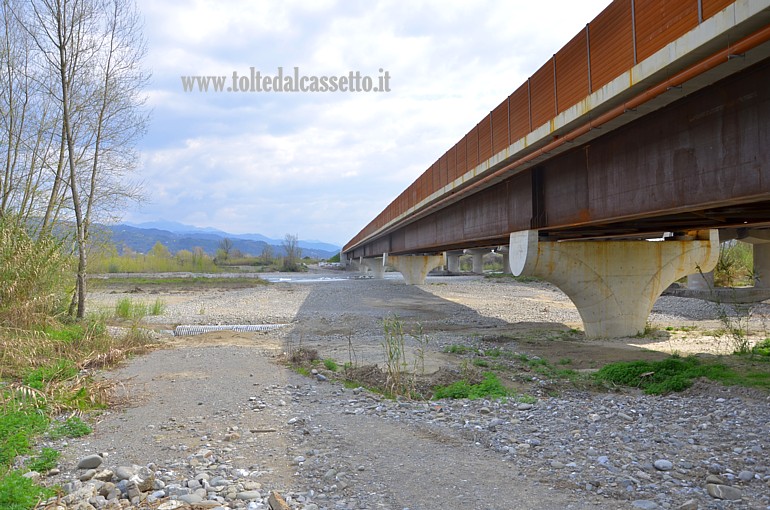 CEPARANA - Il ponte di collegamento con Santo Stefano di Magra come si vede dal letto del fiume Magra (sponda destra)