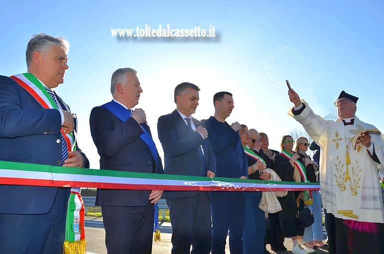 CEPARANA - Prima del taglio del nastro il nuovo ponte fra Ceparana e Santo Stefano di Magra � stato benedetto dal parroco locale Mons. Fausto Spella