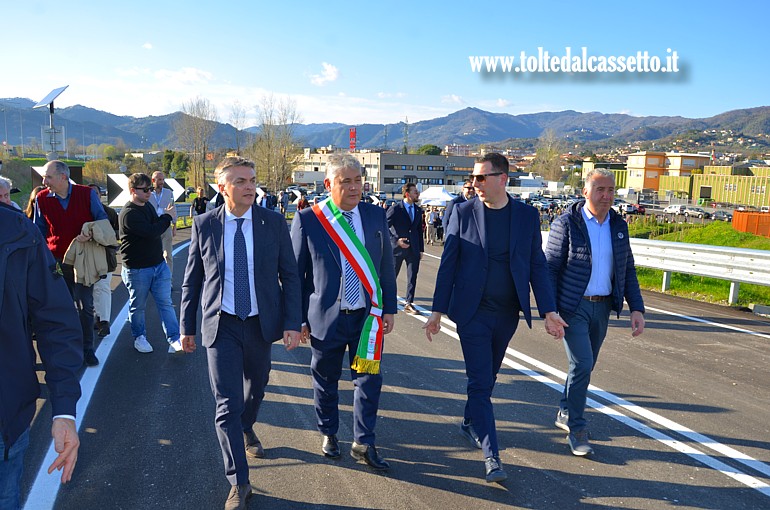 CEPARANA - Il Viceministro Edoardo Rixi in testa al corteo inaugurale del nuovo ponte fra Ceparana e Santo Stefano di Magra