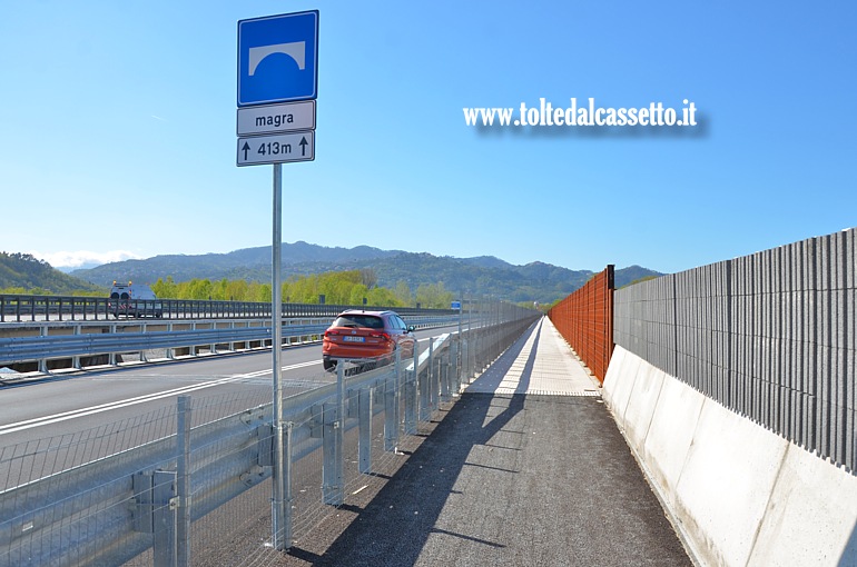 S.STEFANO DI MAGRA - La pista ciclopedonale con fondo in cemento sulla struttura del ponte