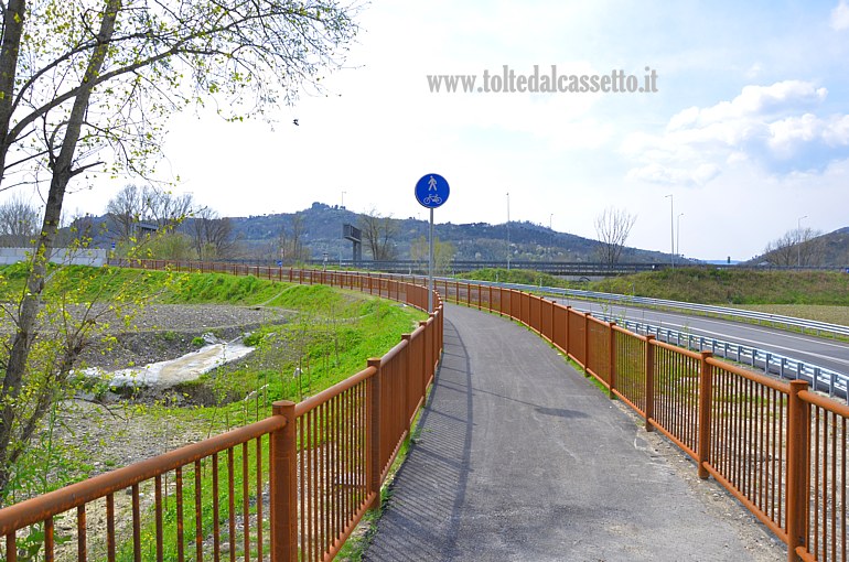 CEPARANA - L'inizio della pista ciclopedonale che scorre sul piano stradale del nuovo ponte sul fiume Magra