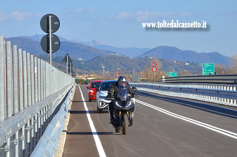 CEPARANA - Una moto e due autovetture sono stati i primi transiti sul ponte