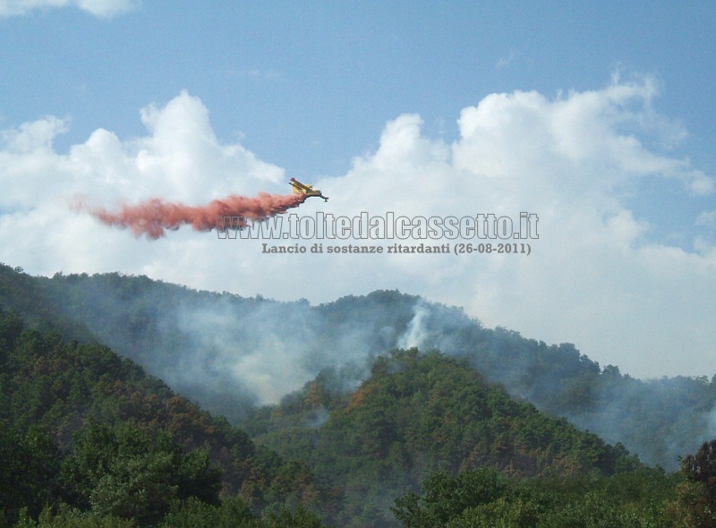 INCENDIO A STADANO (giorno 26) - Ore 16:11 - Il Canadair della Protezione Civile nazionale mentre lancia sulla boscaglia sostanze ritardanti