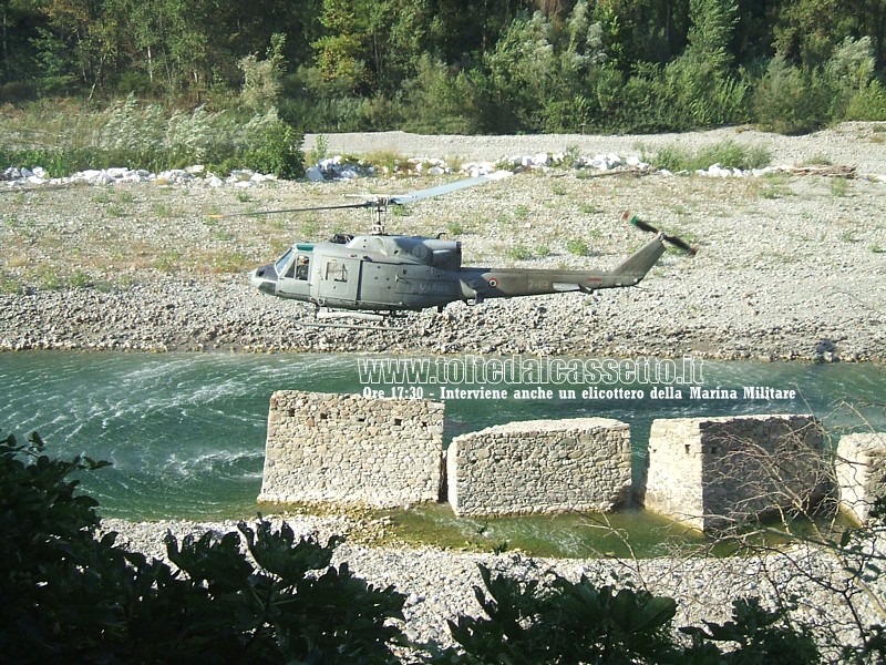 INCENDIO A STADANO del 25/08/2011 - Ore 17:30 - Viene chiamato a supporto anche un elicottero della Marina Militare, qui ripreso mentre carica acqua sul fiume Magra