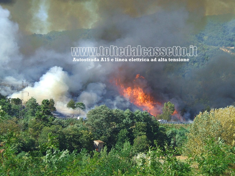 INCENDIO A STADANO del 25/08/2011 - Ore 16:07, le fiamme interessano una linea elettrica ad alta tensione e sono pericolosamente vicine all'Autostrada A15