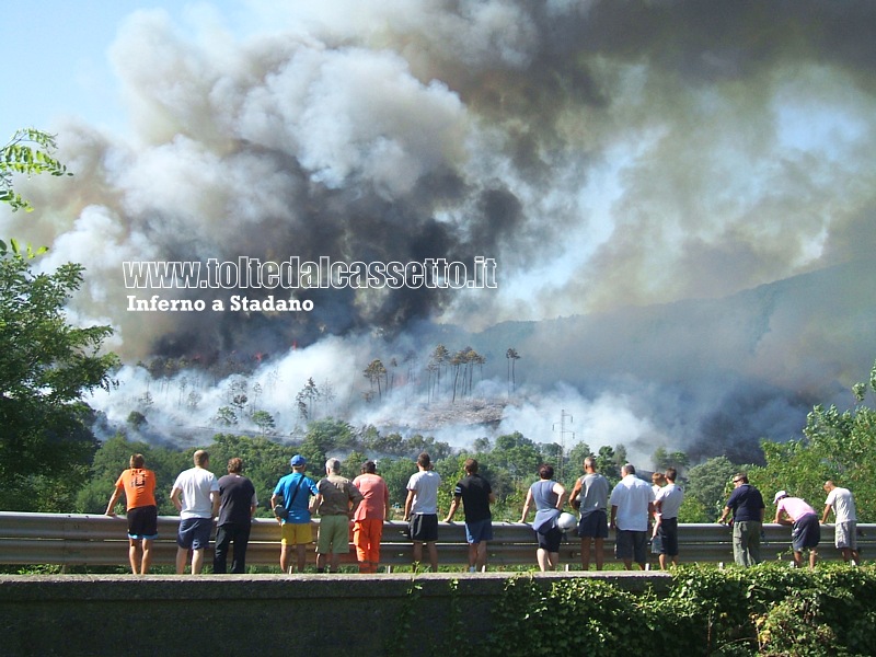 INCENDIO A STADANO del 25/08/2011 - Ore 16:00 - La popolazione mentre osserva lo spettacolo infernale