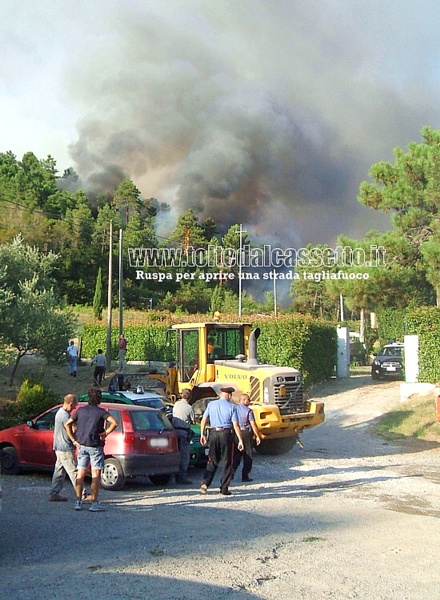 INCENDIO A STADANO del 25/08/2011 - Ore 18:21 - Scortata da due pattuglie dei Carabinieri arriva sul posto una ruspa per aprire una strada tagliafuoco