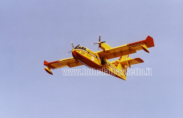 INCENDIO ALLA SPEZIA (16-07-2006) - Canadair della Protezione Civile in volo