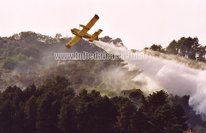 INCENDIO ALLA SPEZIA (16-07-2006) - Canadair dirige il suo carico d'acqua nelle vicinanze delle abitazioni