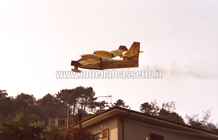 INCENDIO ALLA SPEZIA (16-07-2006) - Canadair vola rasente alle abitazioni
