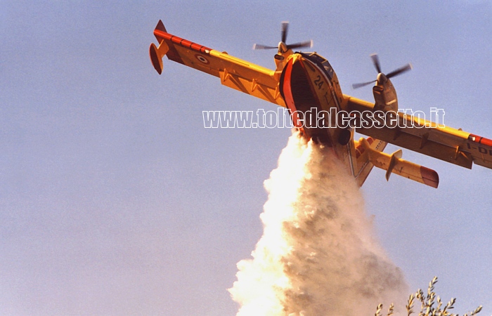 INCENDIO ALLA SPEZIA (16-07-2006) - Poderoso getto d'acqua di un canadair della Protezione Civile