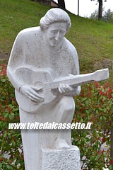 MONTEMAGNO (frazione di Camaiore) - Monumento in marmo bianco delle Apuane alla memoria di Giorgio Gaber