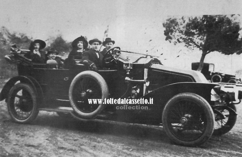 PARANA DI MULAZZO (Foto d'epoca) - Viaggio in automobile per alcuni componenti della famiglia Maucci, fondatrice di una grande dinastia di editori e librai