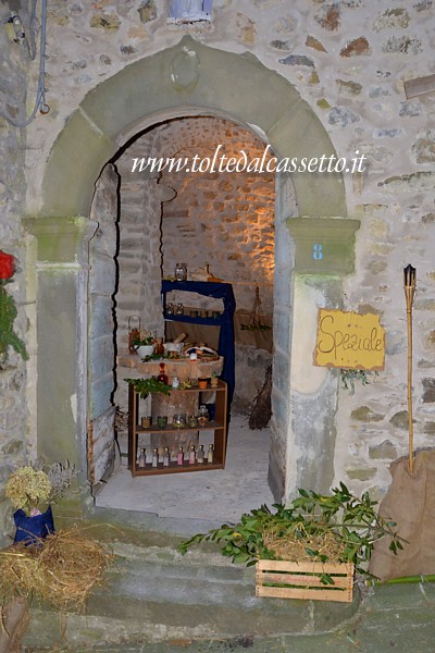 MALGRATE (Presepe vivente) - Una medievale porta in pietra arenaria da accesso alla bottega dello speziale