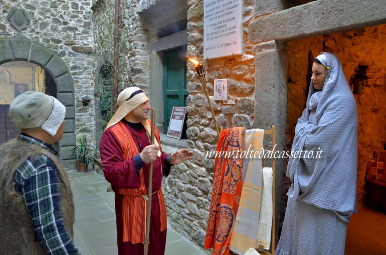 MALGRATE (Presepe vivente) - La venditrice di stoffe. La scena si svolge presso la casa natale di Giovanni Antonio Da Faye, cronista e speziale lunigianese