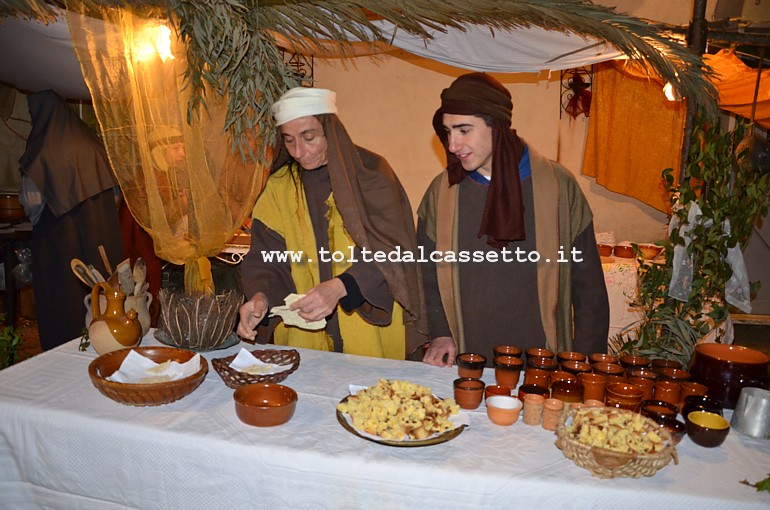 NICOLA di LUNI (Presepe vivente) - Bancarella del mercato nel piazzale della chiesa