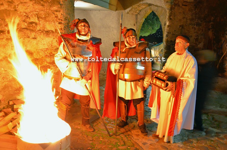 NICOLA di LUNI (Presepe vivente) - Centurioni si riscaldano con un fuoco da campo a causa della temperatura prossima allo zero