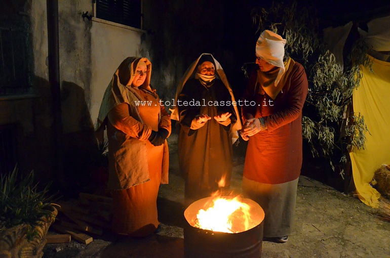 NICOLA di LUNI (Presepe vivente) - Figuranti si riscaldano al fuoco a causa della rigida temperatura esterna